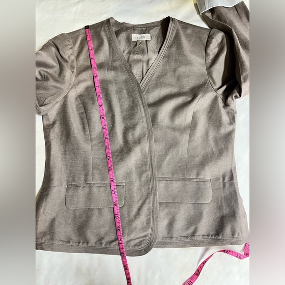 LOFT Taupe linen blend crop blazer size 6. - Picture 13 of 13